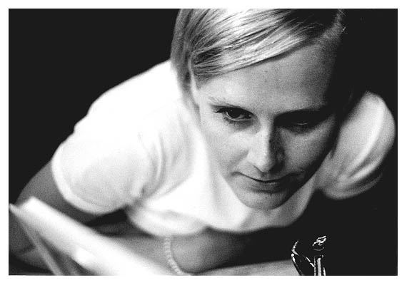 Solve liest &uuml;ber den Tisch. 2002.