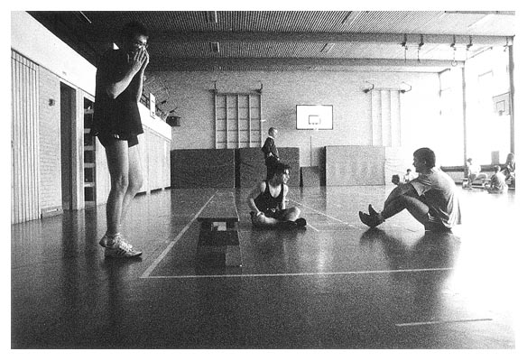 Thomas mit Heuschnupfen, Ricco und Oke plaudern und Kn&ouml;bl im Hintergrund sieht sich erb&auml;rmliche Pack pausemachender Oberstufensch&uuml;ler an. 1990.