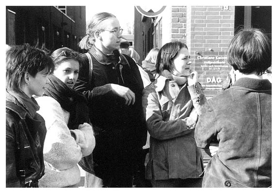 Treffen der Braukellerkönige- und königinnen. Sandra Zube, Kristel, Marcus mit seinem unsichtbaren Stock, Stine und von hinten: Conny. 1996.