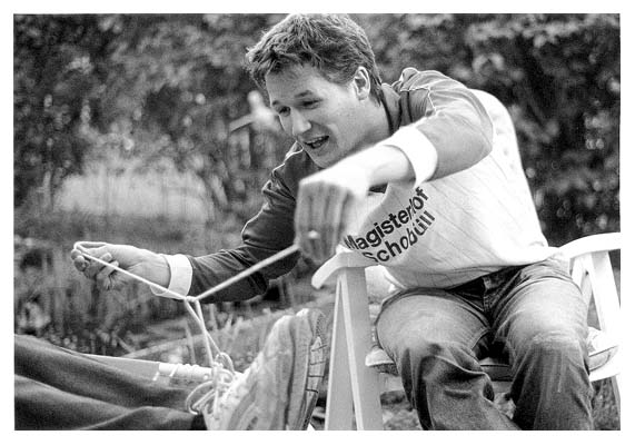 Kim sieht die Evolution des Menschen gef&auml;hrdet, Tamara beendet in K&uuml;rze sein Werk. 2002.