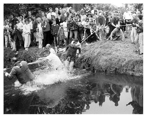 1988. Niederlage der Lehrer im Tauziehen gegen die Schüler. Das Bild machte übrigens Sven Behrens, der dafür unter die Brücke kroch.