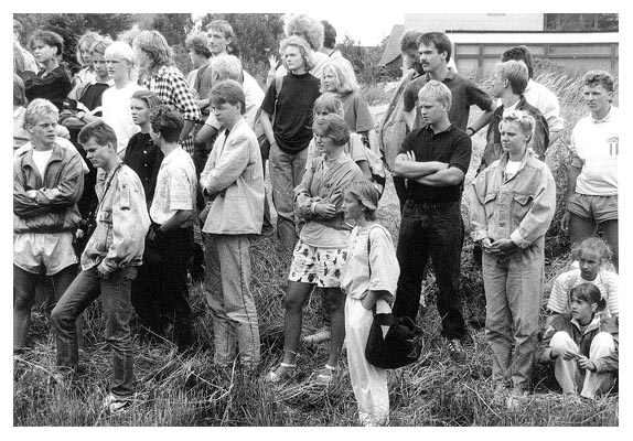 Sch&uuml;lermenge beim Tauziehen 1989.