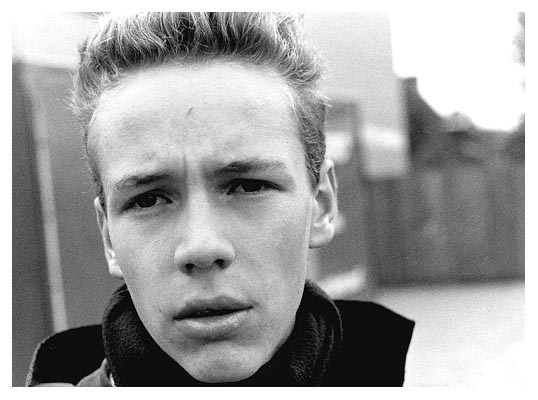 Vor der Schule. 2000.