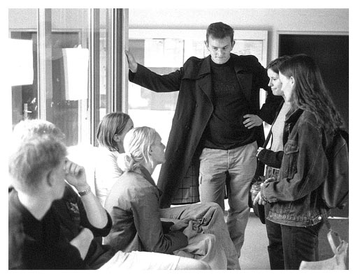 Pausenhalle 2000. Stehend Tobi Hagge. Davor Sonja, Melanie, Carina & Nora.