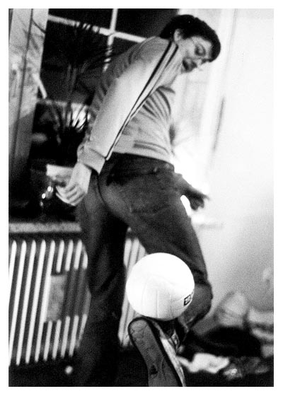 B&ouml;se Zungen glauben doch wirklich von luftleeren B&auml;llen mit Dellen sprechen zu k&ouml;nnen. Sowas aber auch. 2001.