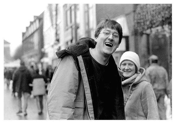 Heiligabend. Tobi und Kim in der Stadt.