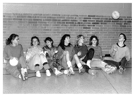 Mirjam, x, Daniela Voigt, Irmhild Pele Wollatz, Linda Carstensen, Astrid Kolk und Betreuer Sascha. 1989.