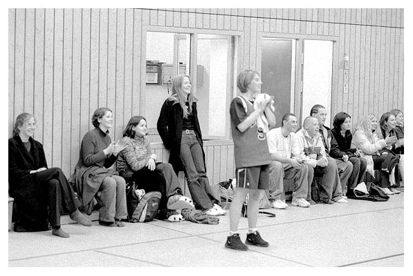 Mangels Mannschaftsfoto: Die Zuschauer. 2002.